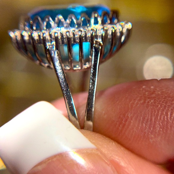 Striking oval 9 carat ocean blue topaz with a cz halo Sterling silver size 7 - Picture 14 of 14